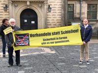 1. Ostermarsch 2022 Wolfgang und Steffen vor dem Altenburger Rathaus